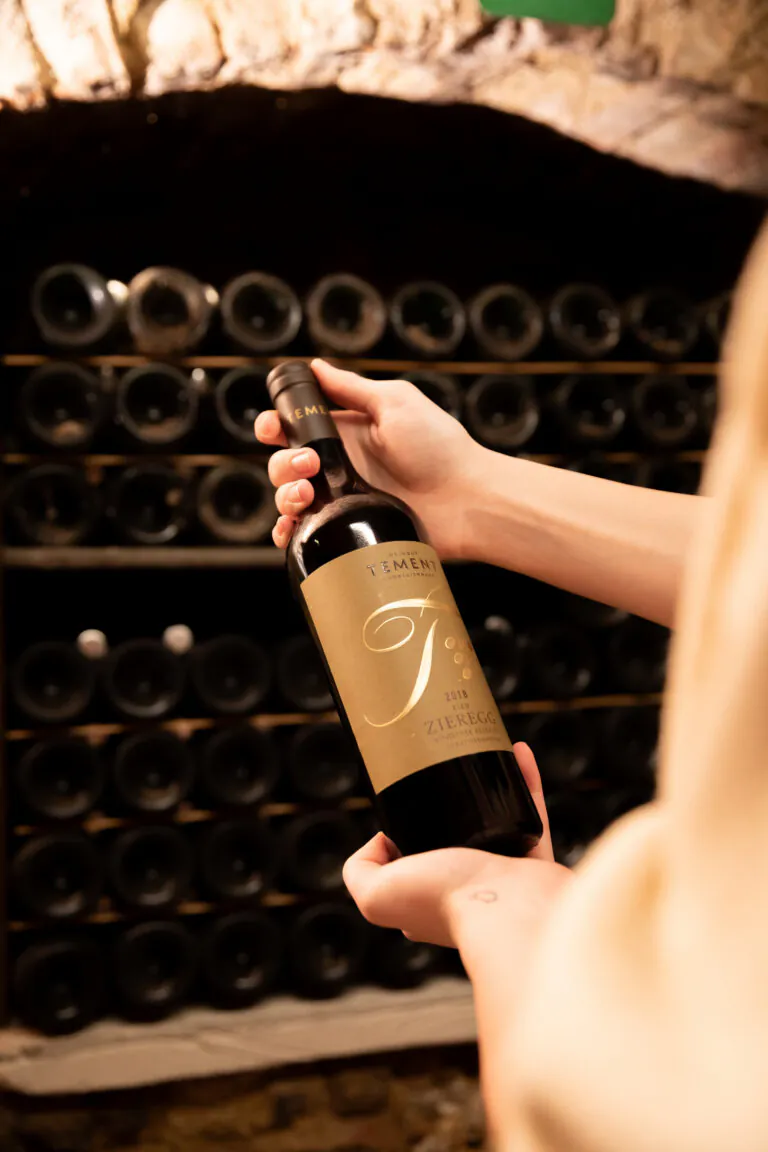 Tement Weinflasche im Weinkeller